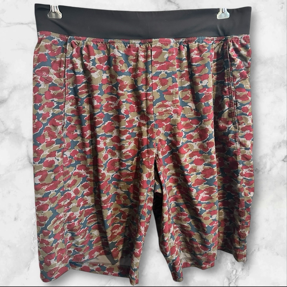 Lululemon The Assert Shorts Mens Large‎ Red Black Urban Leopard 11'' Athletic